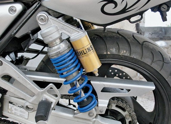 Yamaha XJR1200 На «родные» амортизаторы установлены пружины повышенной жесткости.